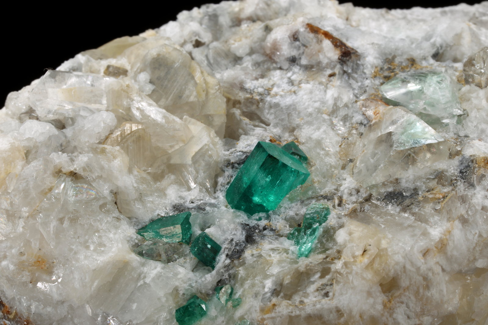 Beryl (variety emerald), Calcite, Quartz, Fluorite
100x61x65mm, main xls=7 & 7mm
(Autor: Fiebre Verde)
