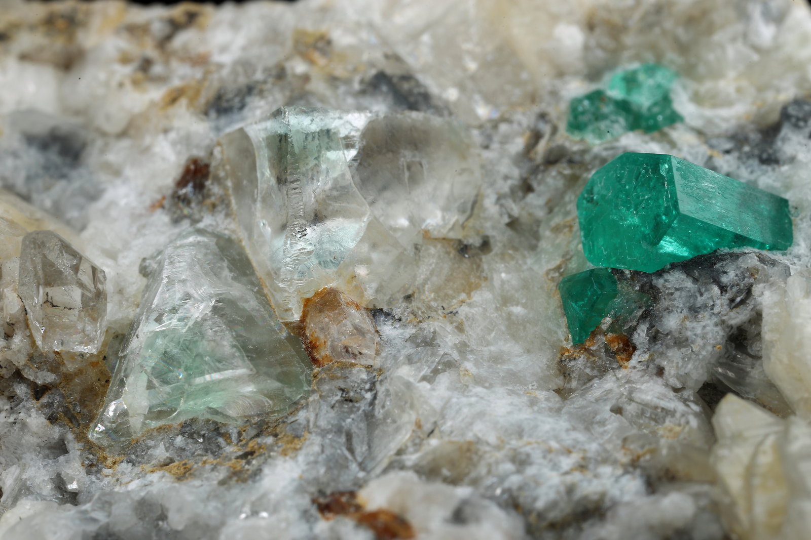Beryl (variety emerald), Calcite, Quartz, Fluorite
100x61x65mm, main xls=7 & 7mm
(Autor: Fiebre Verde)