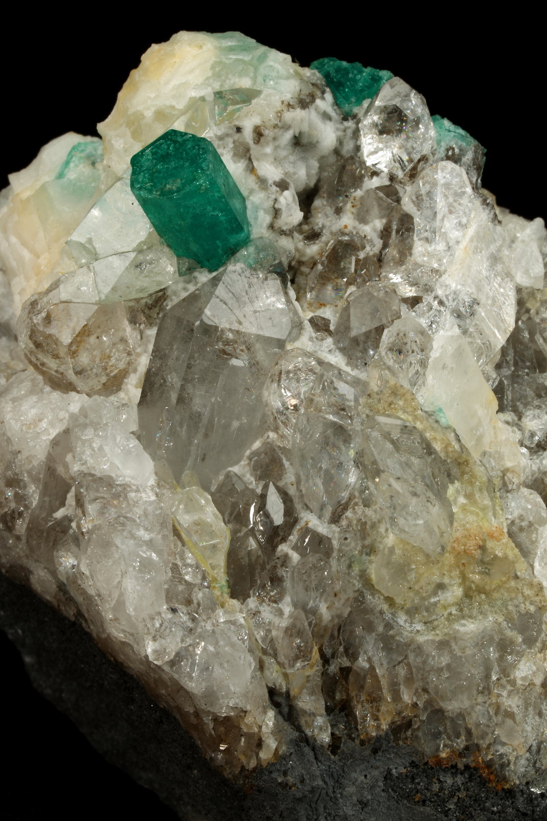 Beryl (variety emerald), Calcite, Quartz
47x34x48, xl=7mm
(Autor: Fiebre Verde)