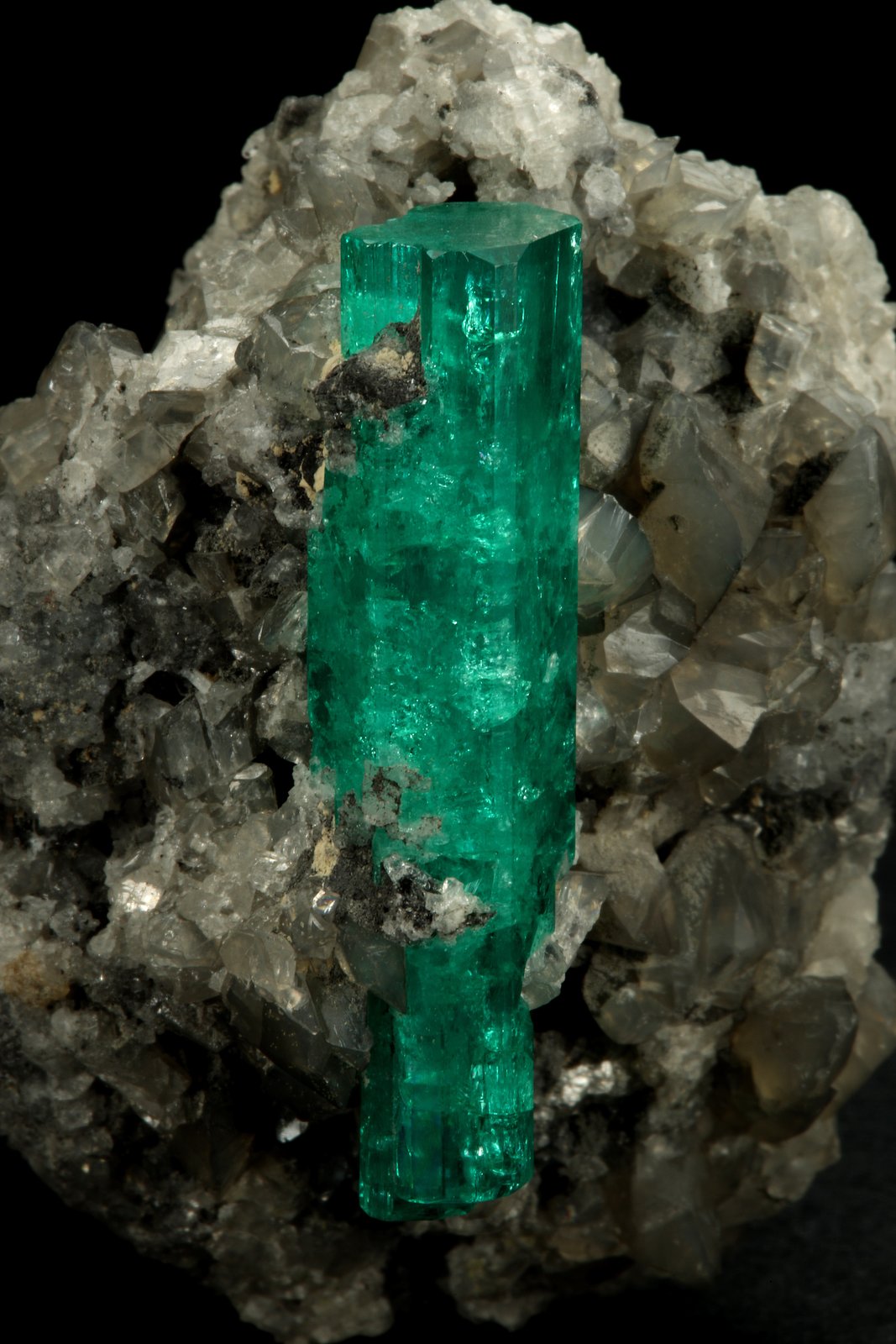 Beryl (variety emerald), Calcite
37x45mm, xl=34mm
(Autor: Fiebre Verde)