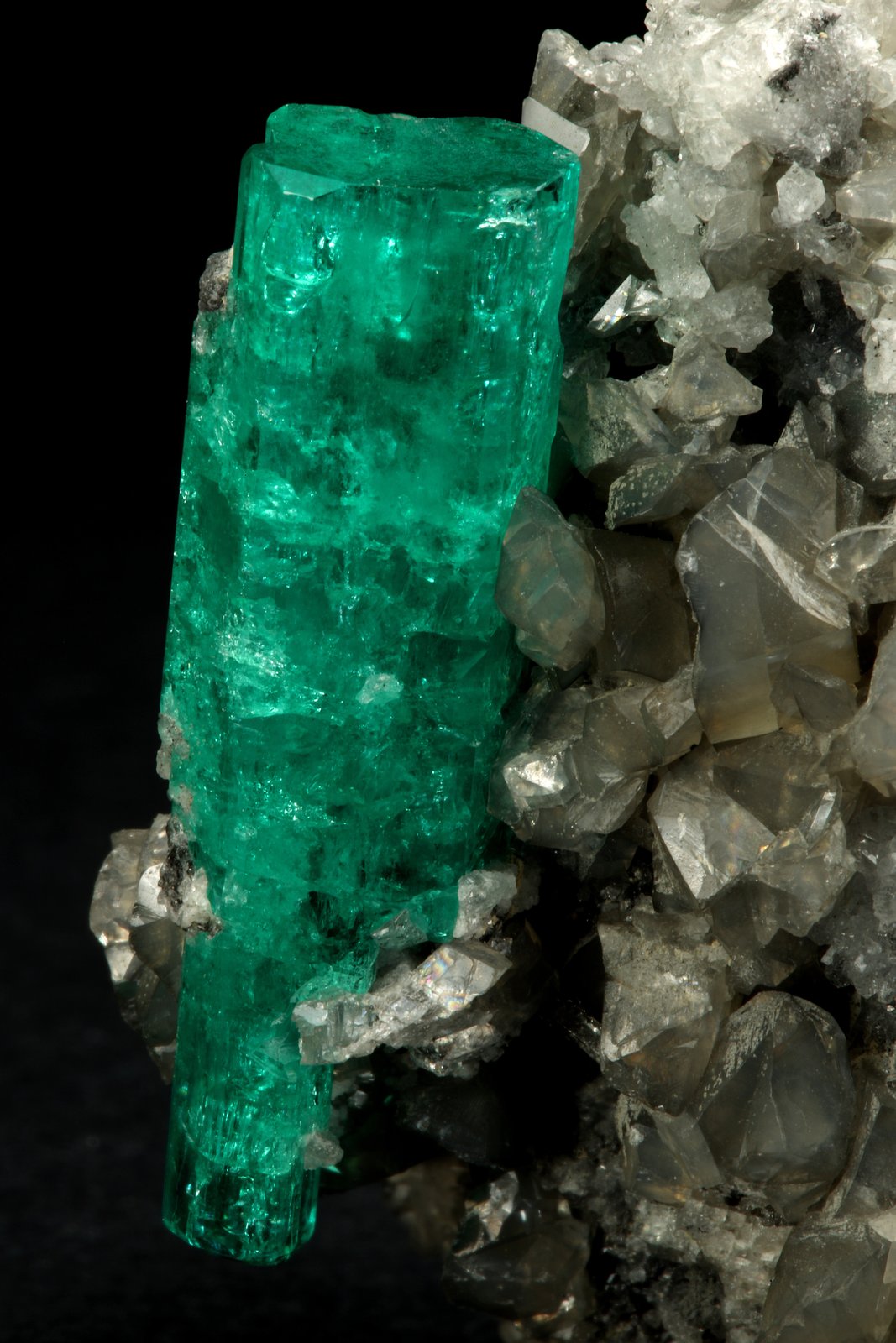 Beryl (variety emerald), Calcite
37x45mm, xl=34mm
(Autor: Fiebre Verde)