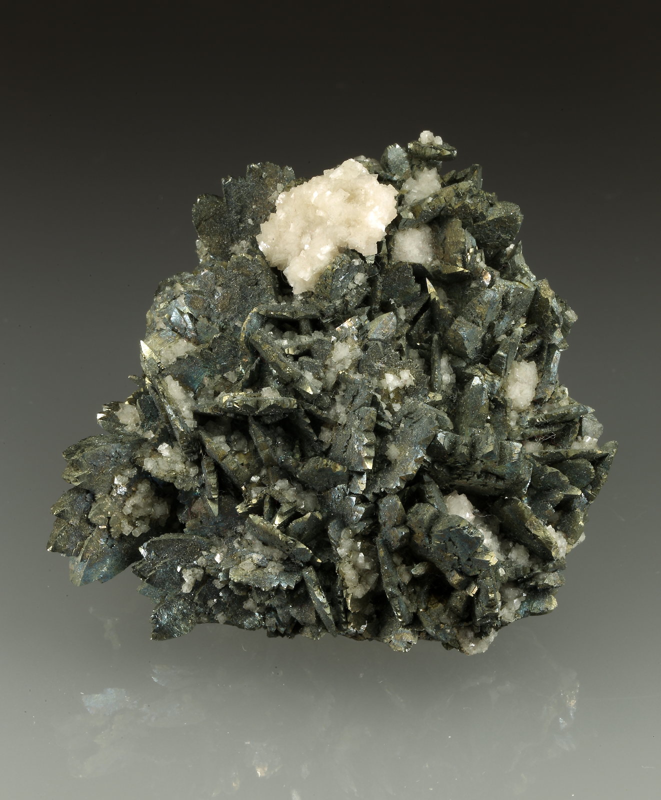 Marcasite, Dolomite
60x58x25mm
(Autor: Fiebre Verde)