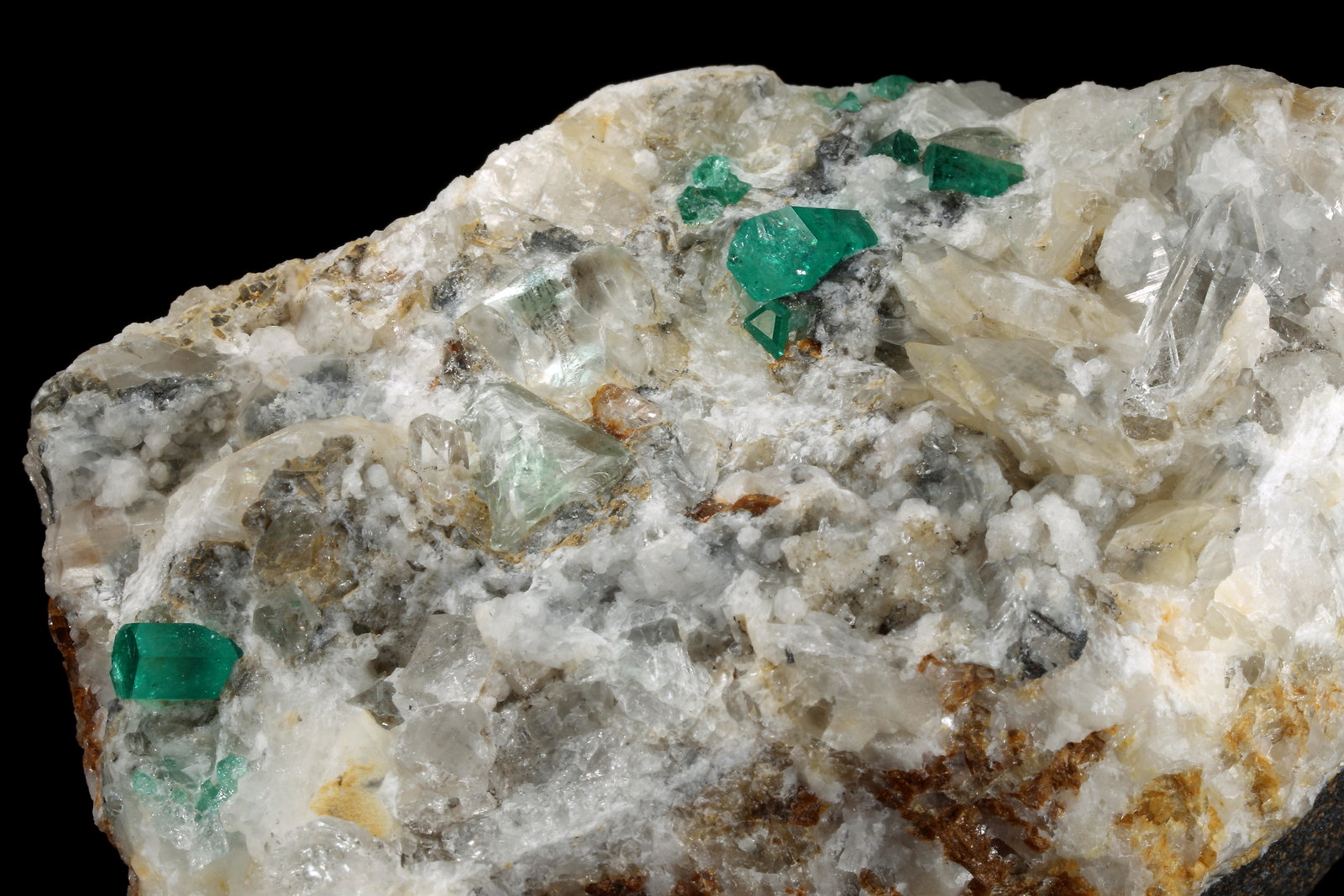 Beryl (variety emerald), Calcite, Quartz, Fluorite
100x61x65mm, main xls=7 & 7mm
(Autor: Fiebre Verde)