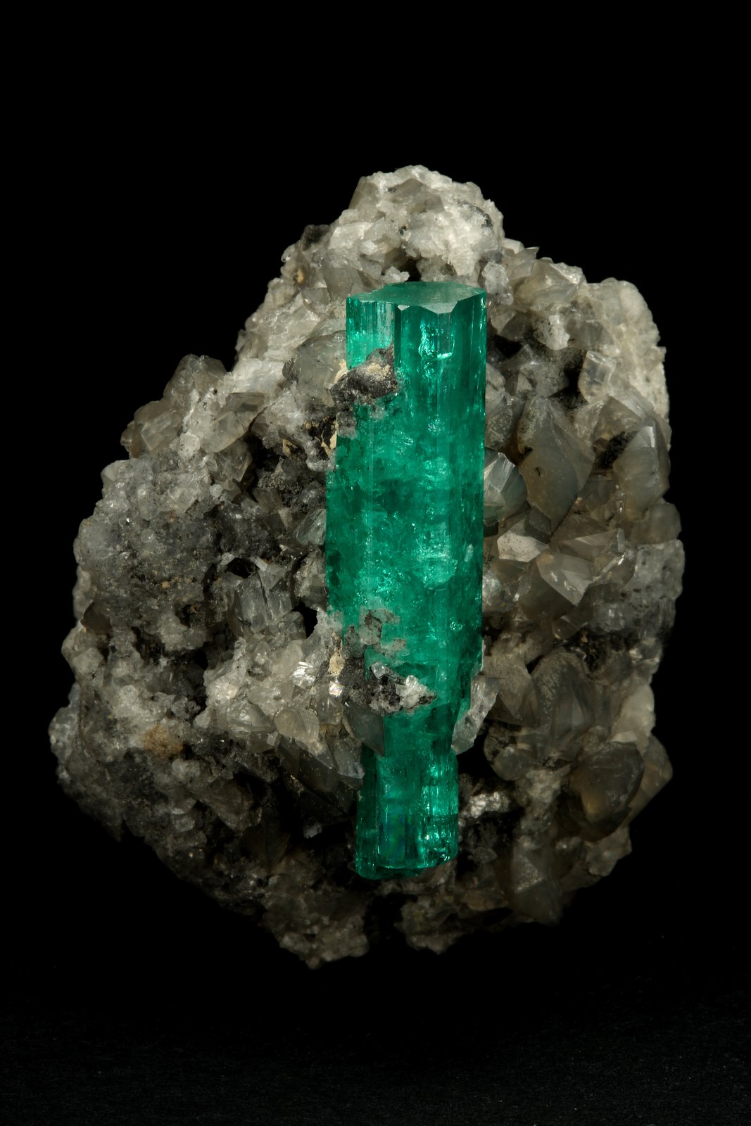 Beryl (variety emerald), Calcite
37x45mm, xl=34mm
(Autor: Fiebre Verde)