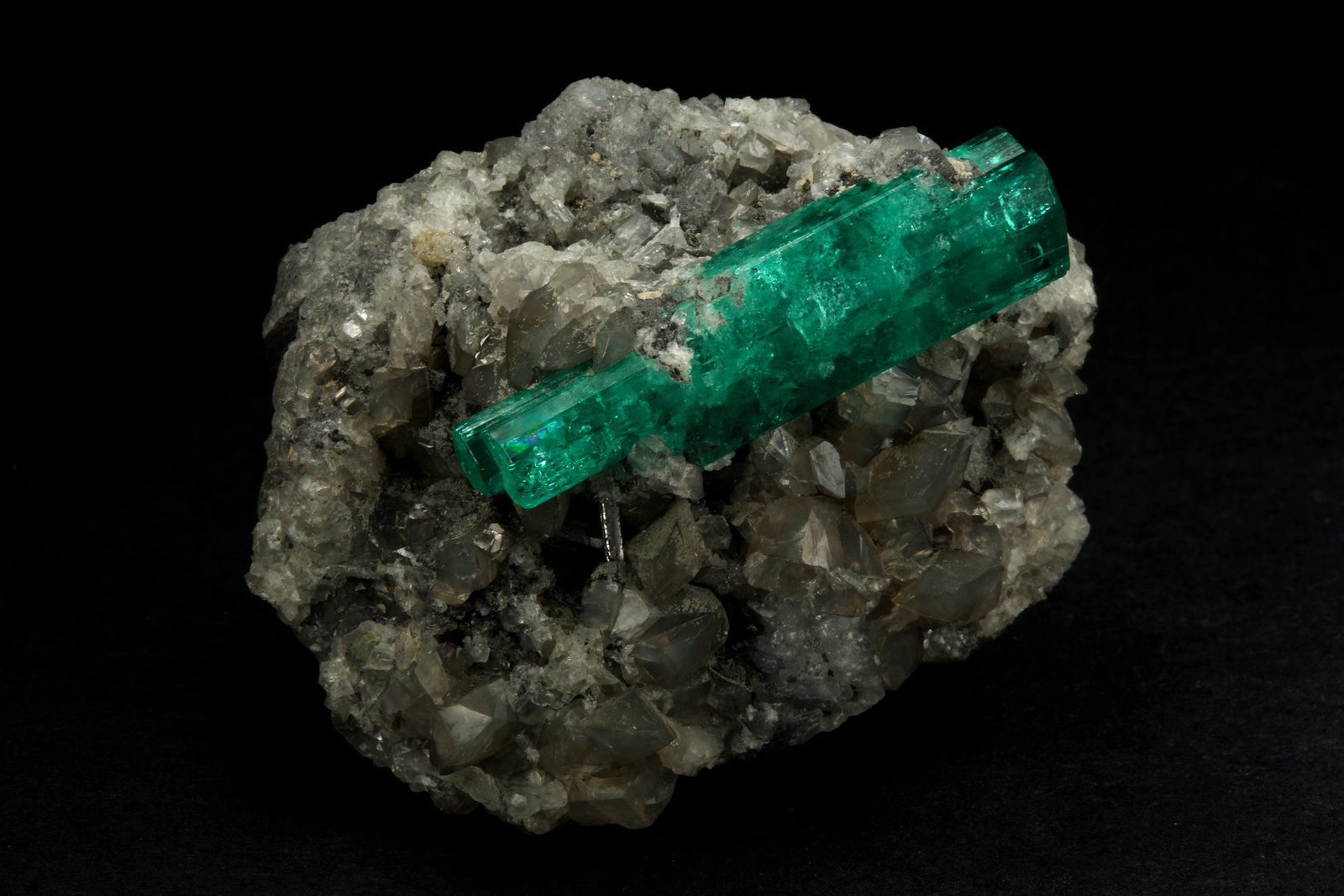 Beryl (variety emerald), Calcite
37x45mm, xl=34mm
(Autor: Fiebre Verde)