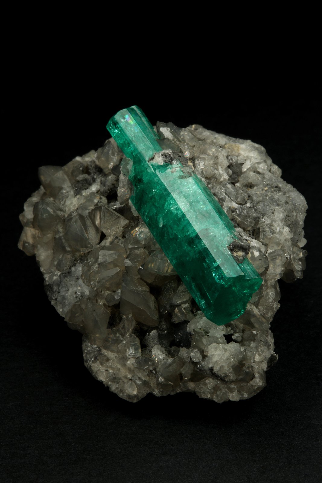 Beryl (variety emerald), Calcite
37x45mm, xl=34mm
(Autor: Fiebre Verde)