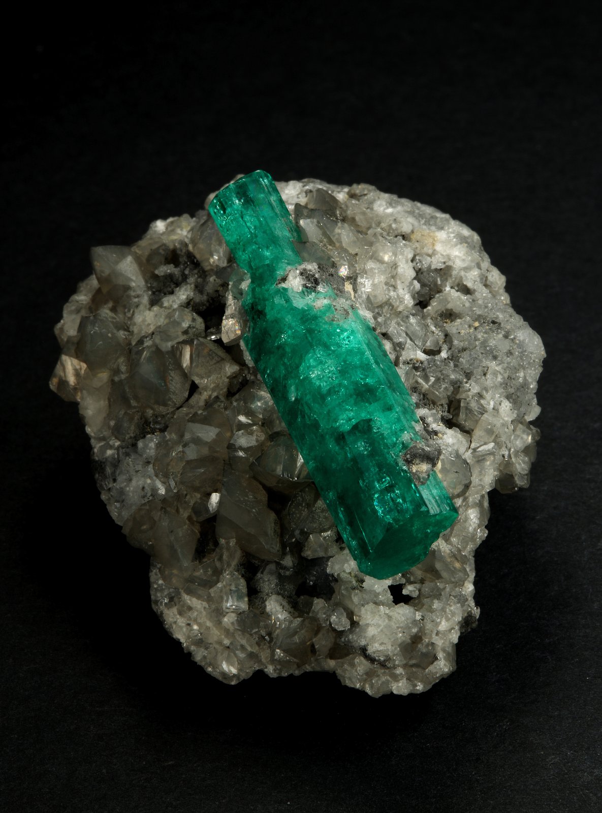 Beryl (variety emerald), Calcite
37x45mm, xl=34mm
(Autor: Fiebre Verde)