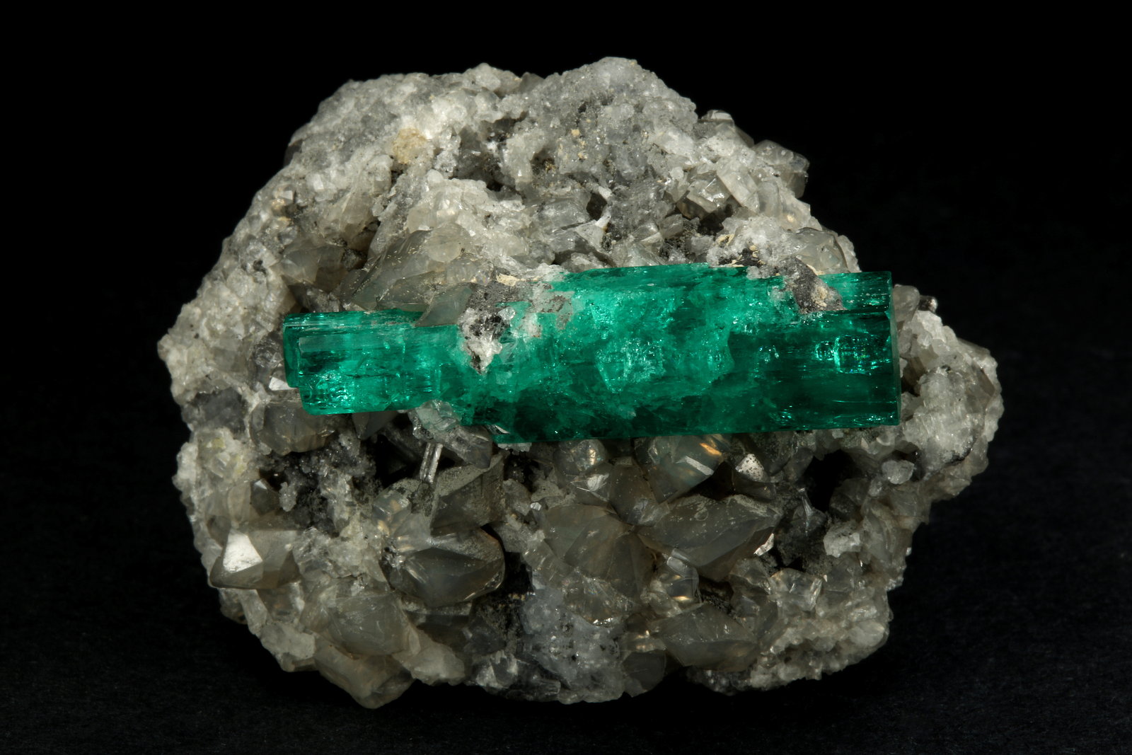 Beryl (variety emerald), Calcite
37x45mm, xl=34mm
(Autor: Fiebre Verde)