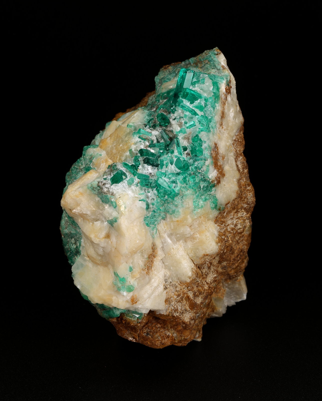 Beryl (variety emerald), Calcite
52x80x79mm, main xl=12mm
(Autor: Fiebre Verde)