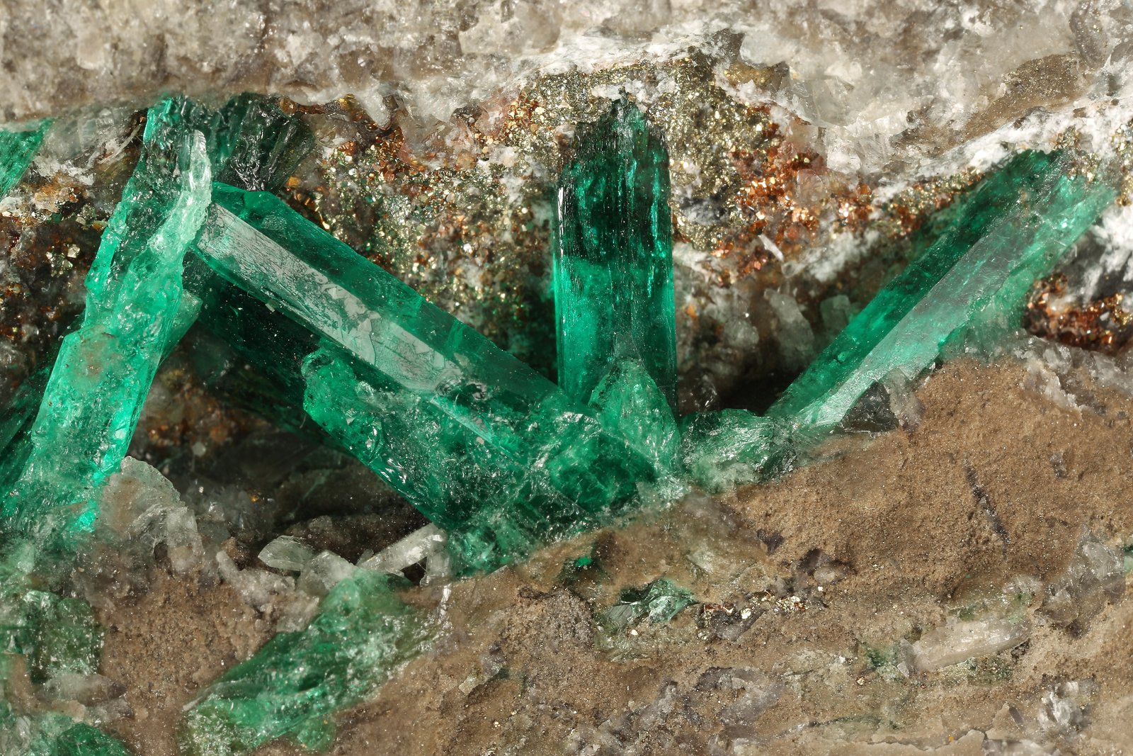Beryl (variety emerald), Calcite, Pyrite
107x95x40mm, xls upto 10mm
(Autor: Fiebre Verde)