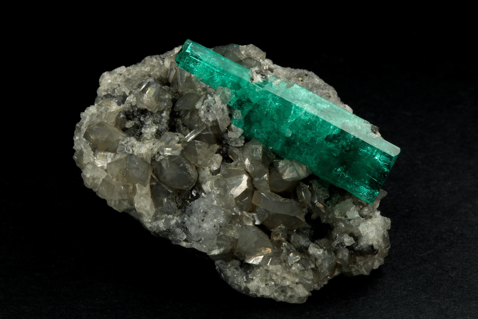 Beryl (variety emerald), Calcite
37x45mm, xl=34mm
(Autor: Fiebre Verde)