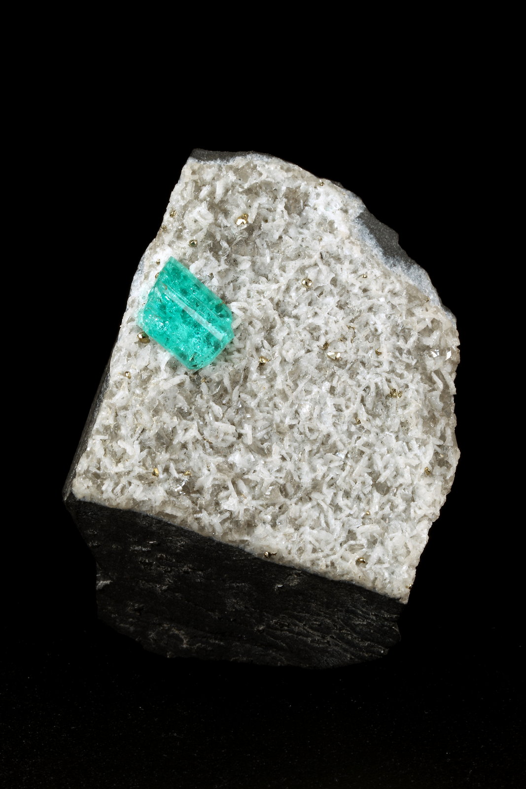 Beryl (variety emerald), Albite (variety cleavelandite), Pyrite
43x35x41mm, xl=10mm
(Autor: Fiebre Verde)