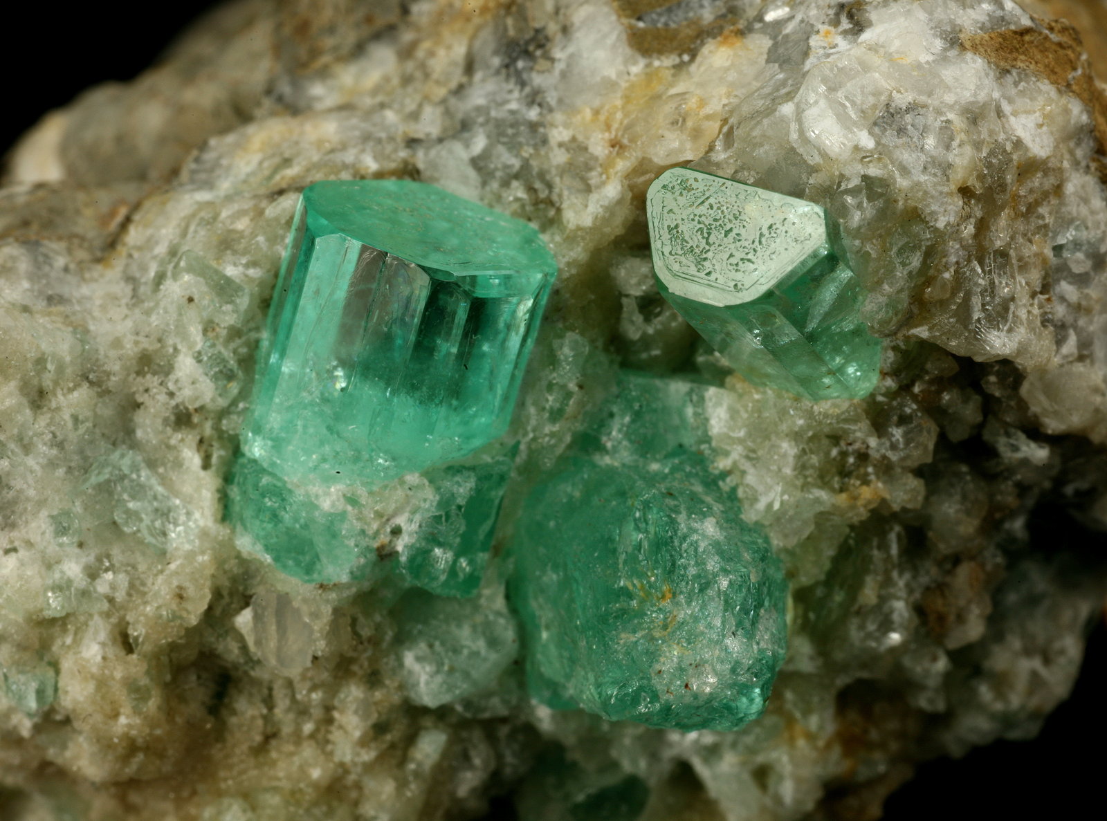 Beryl (variety emerald), Calcite
Crystals are about 1cm long
(Autor: Fiebre Verde)