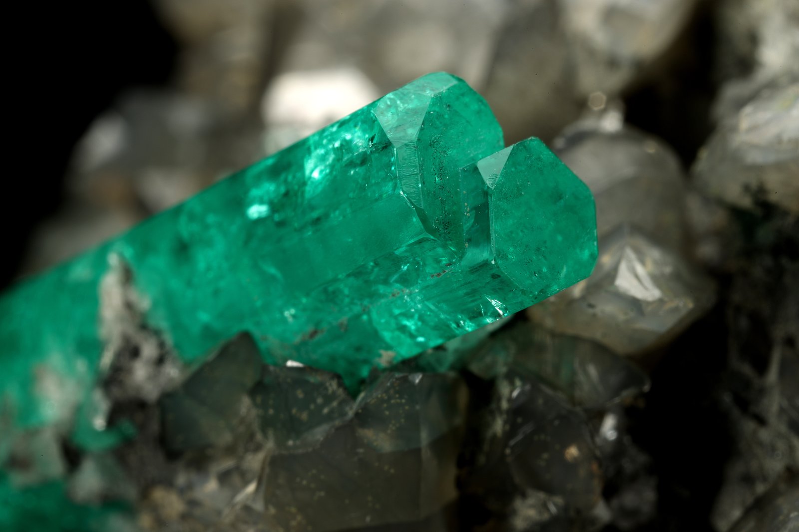 Beryl (variety emerald), Calcite
37x45mm, xl=34mm
(Autor: Fiebre Verde)