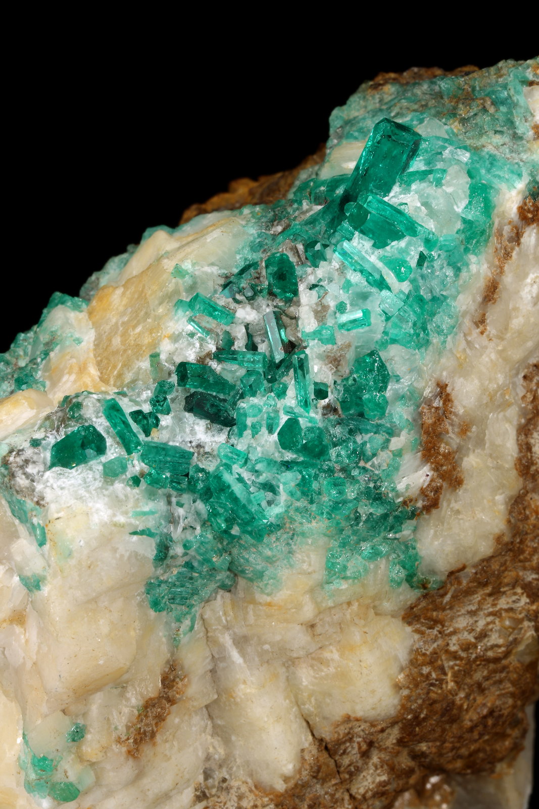 Beryl (variety emerald), Calcite
52x80x79mm, main xl=12mm
(Autor: Fiebre Verde)