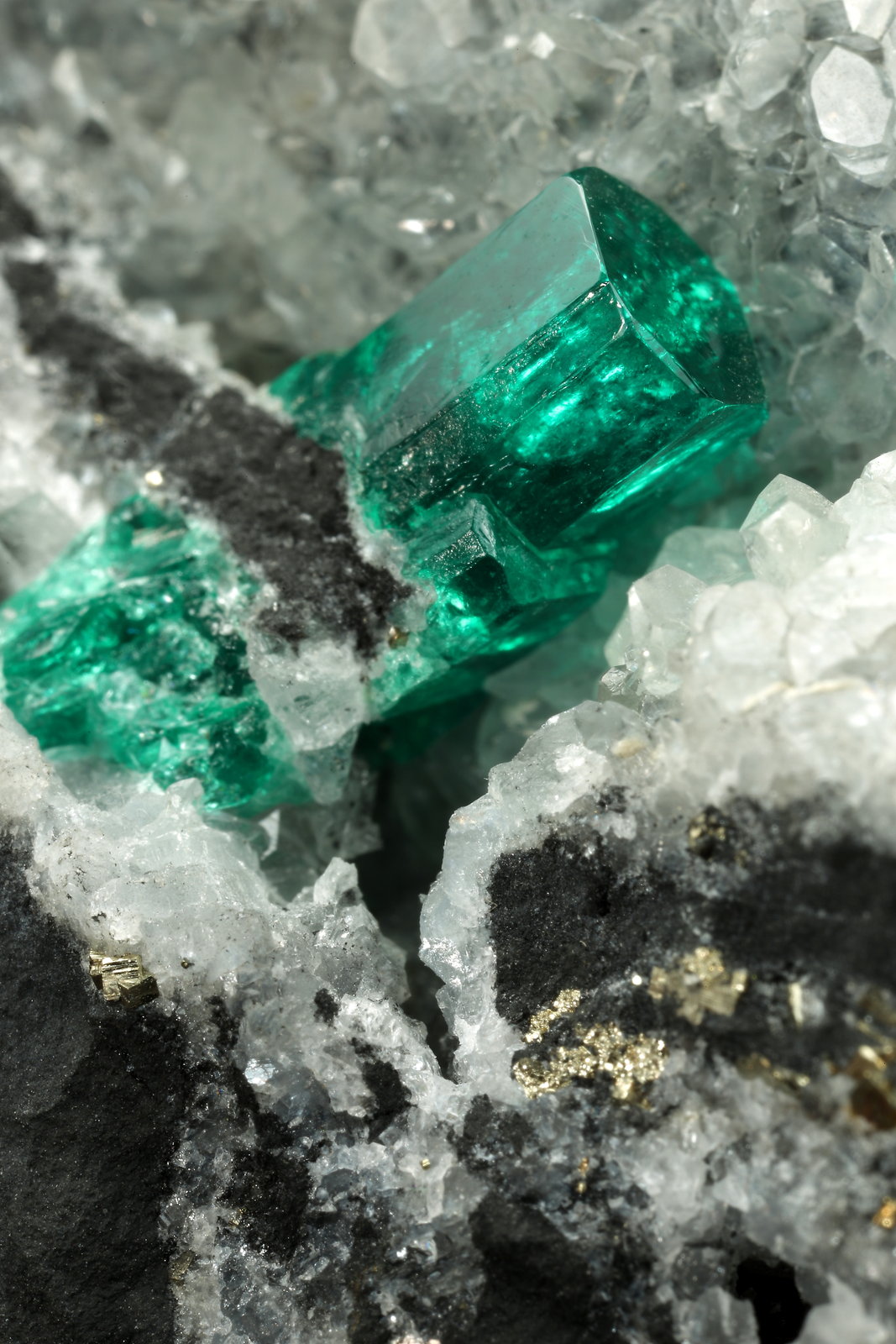 Beryl (variety emerald), Calcite, Pyrite
70x65x43mm, xl=12mm
(Autor: Fiebre Verde)