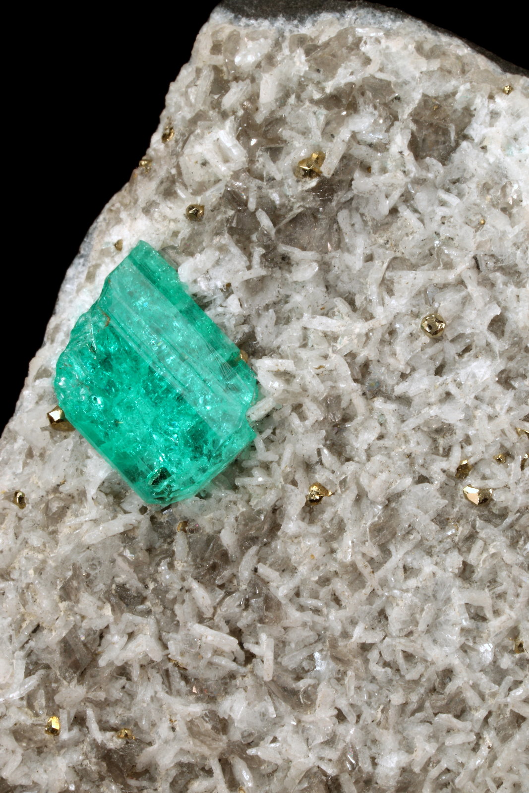 Beryl (variety emerald), Albite (variety cleavelandite), Pyrite
43x35x41mm, xl=10mm
(Autor: Fiebre Verde)
