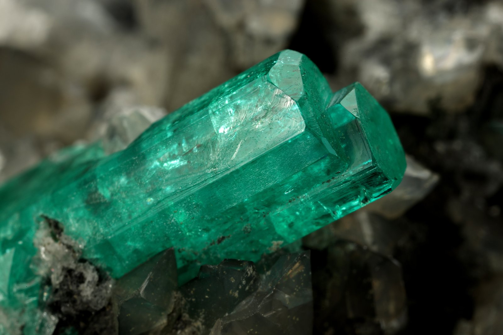 Beryl (variety emerald), Calcite
37x45mm, xl=34mm
(Autor: Fiebre Verde)