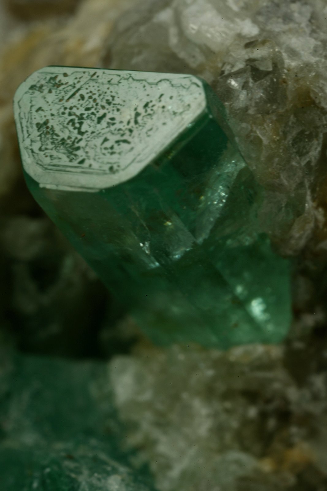Beryl (variety emerald), Calcite
xl=10mm
(Autor: Fiebre Verde)
