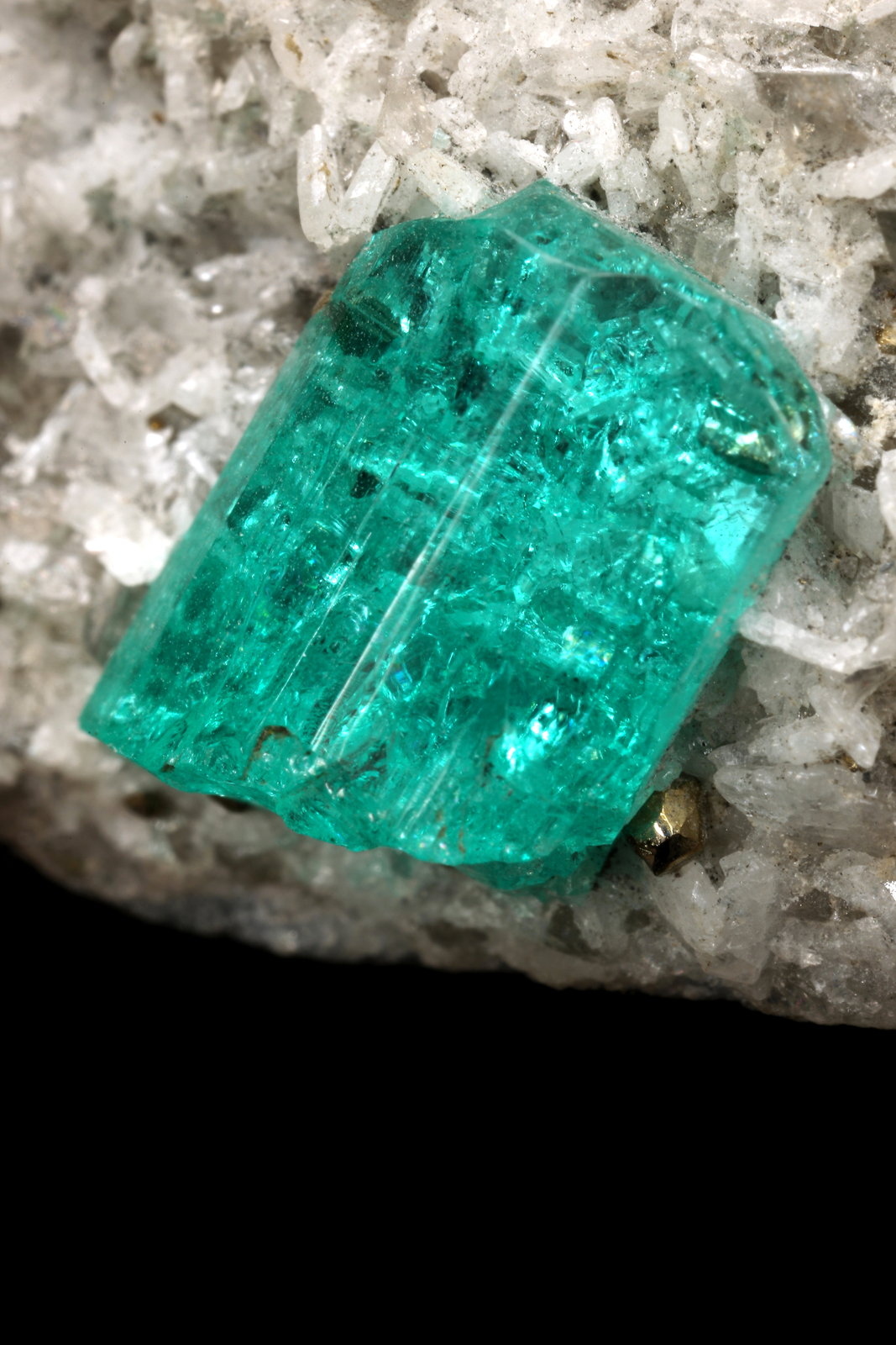 Beryl (variety emerald), Albite (variety cleavelandite), Pyrite
43x35x41mm, xl=10mm
(Autor: Fiebre Verde)