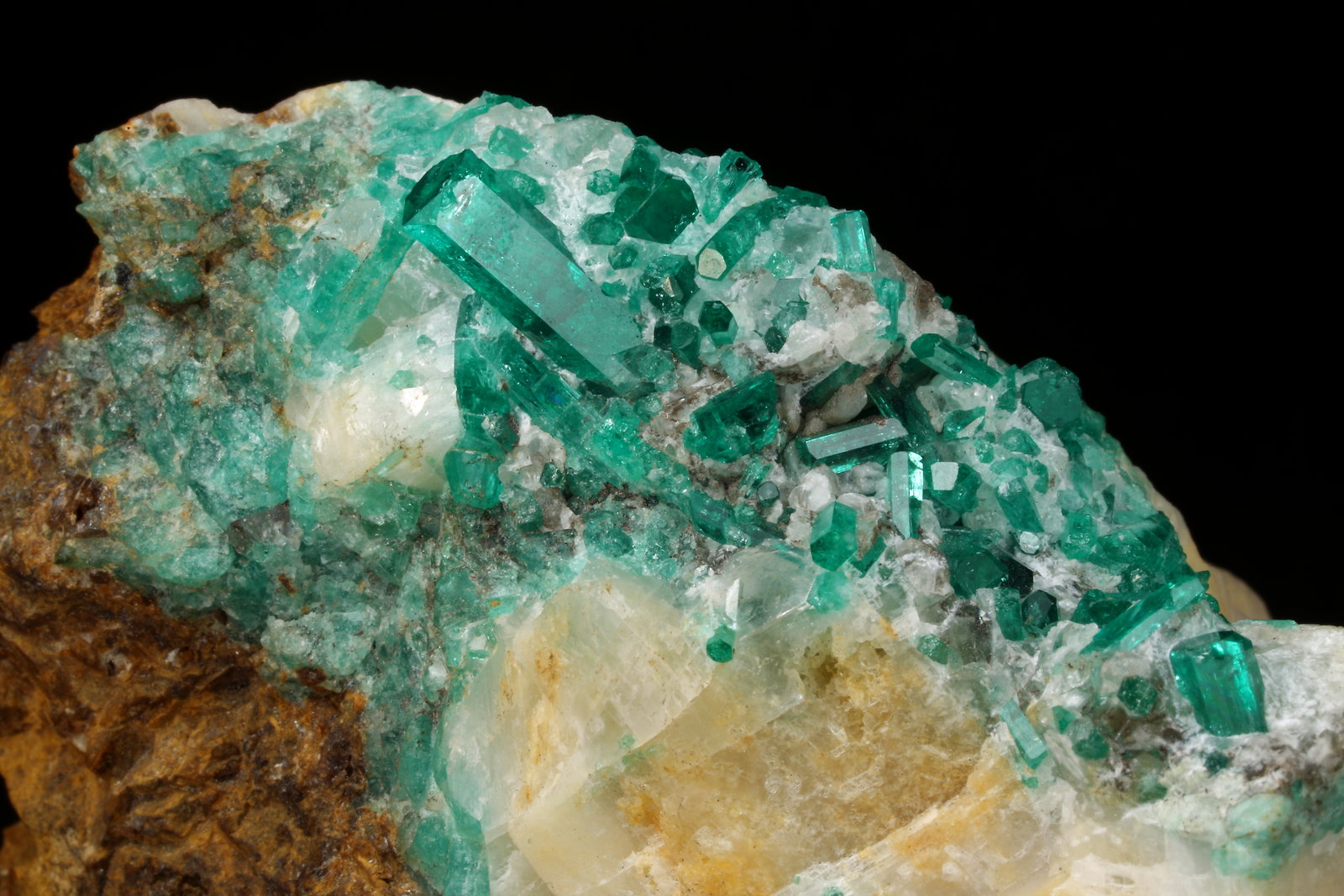 Beryl (variety emerald), Calcite
52x80x79mm, main xl=12mm
(Autor: Fiebre Verde)