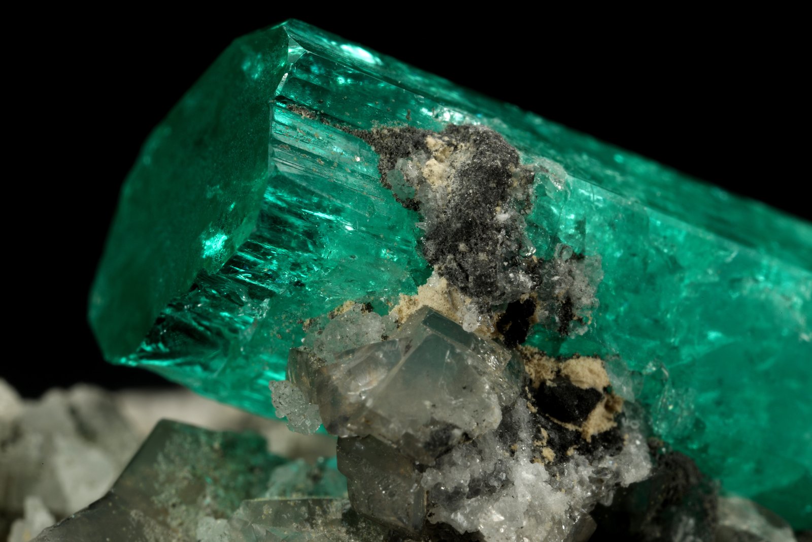 Beryl (variety emerald), Calcite
37x45mm, xl=34mm
(Autor: Fiebre Verde)