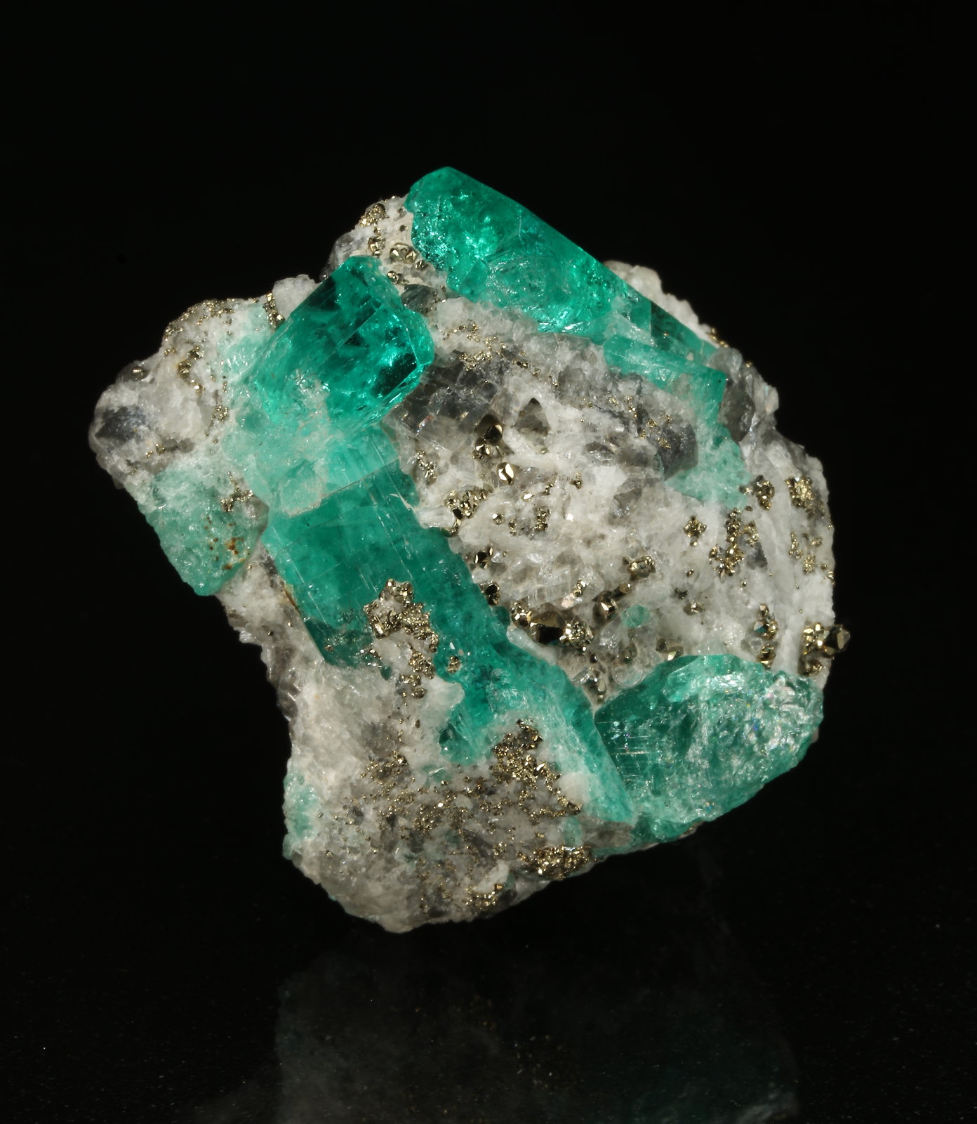 Beryl (variety emerald), Albite (variety cleavelandite), Calcite, Pyrite
24x26x12mm, largest xl=14mm
(Autor: Fiebre Verde)