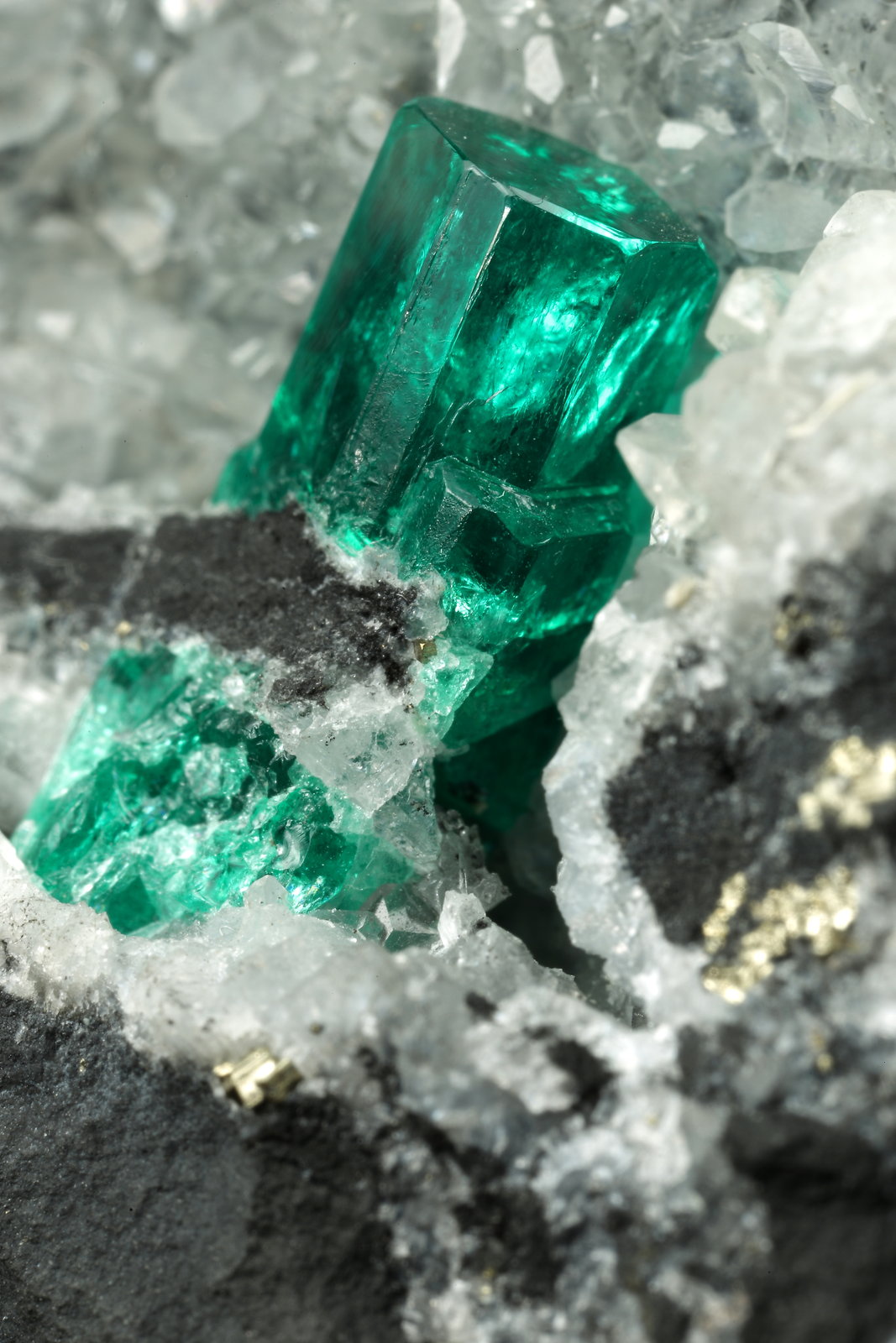 Beryl (variety emerald), Calcite, Pyrite
70x65x43mm, xl=12mm
(Autor: Fiebre Verde)