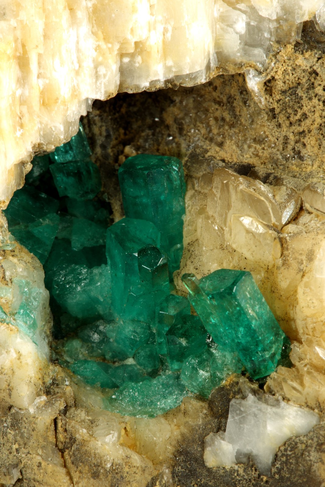 Beryl (variety emerald), Calcite
78x47x31mm - Detail
(Autor: Fiebre Verde)