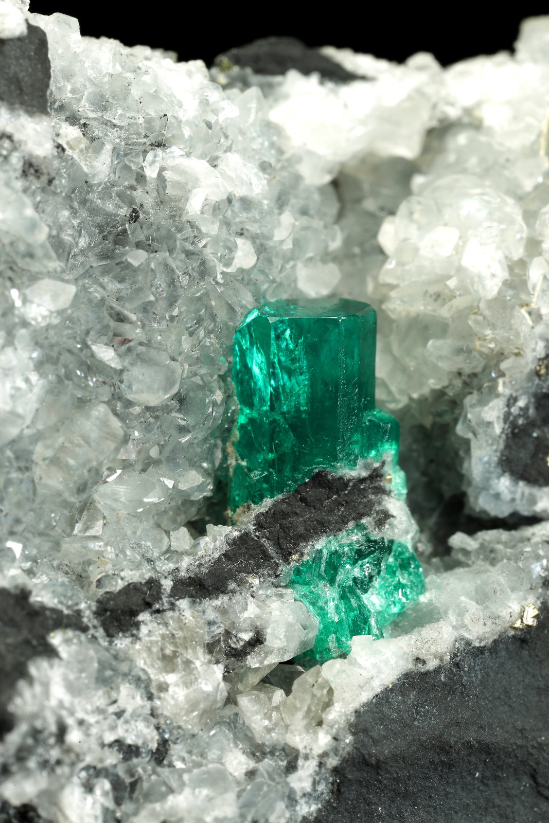 Beryl (variety emerald), Calcite, Pyrite
70x65x43mm, xl=12mm
(Autor: Fiebre Verde)