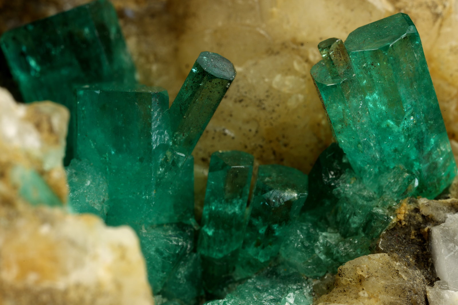 Beryl (variety emerald), Calcite
78x47x31mm - Detail
(Autor: Fiebre Verde)
