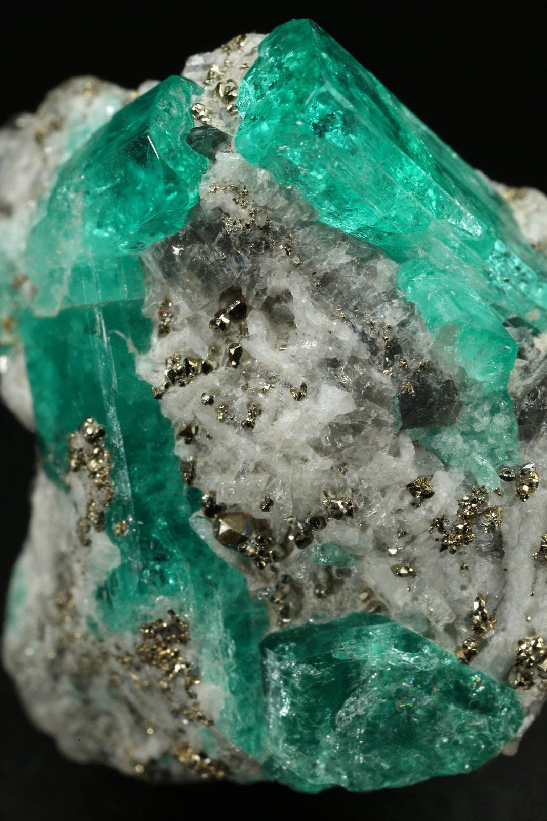 Beryl (variety emerald), Albite (variety cleavelandite), Calcite, Pyrite
24x26x12mm, largest xl=14mm
(Autor: Fiebre Verde)