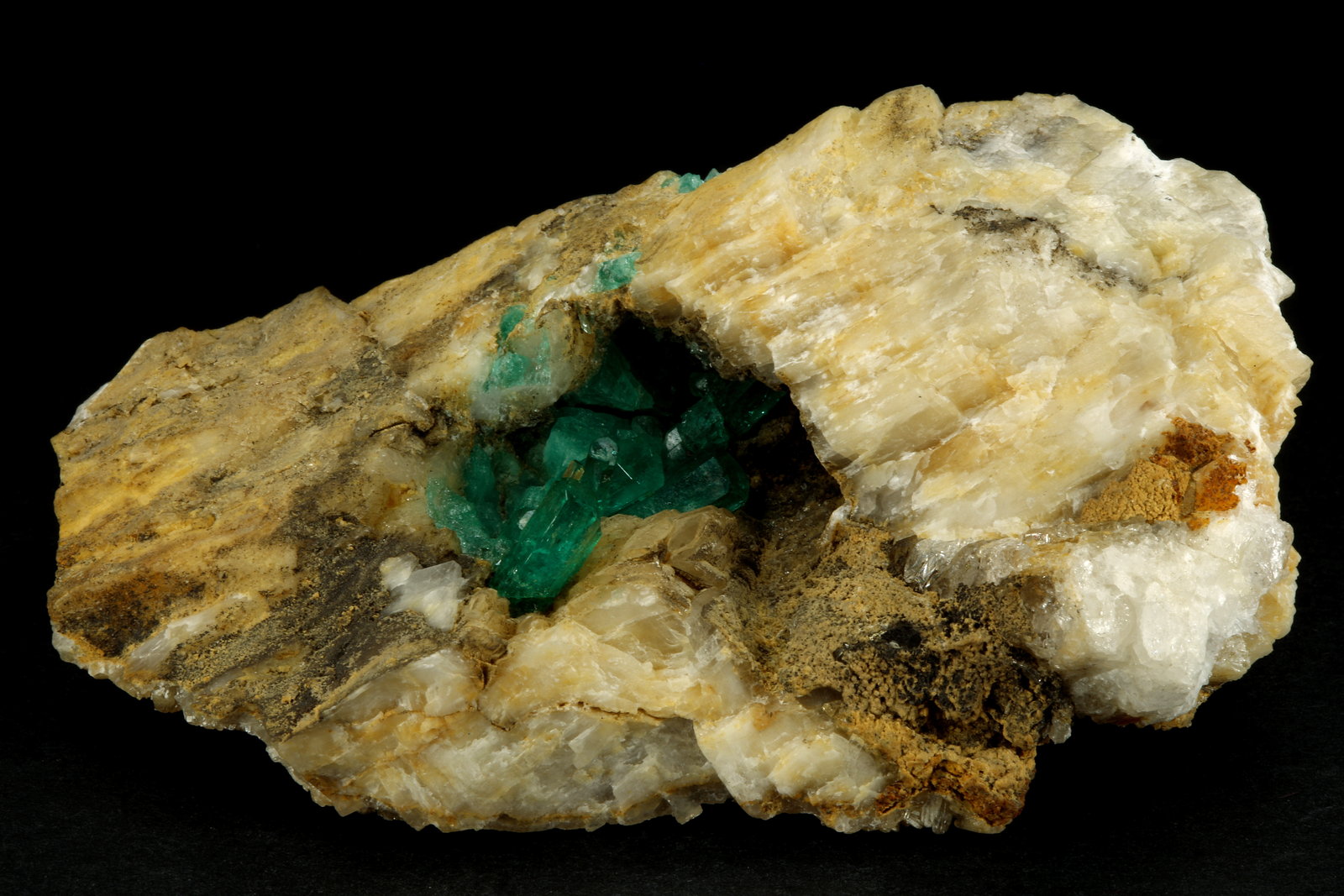 Beryl (variety emerald), Calcite
78x47x31mm
(Autor: Fiebre Verde)