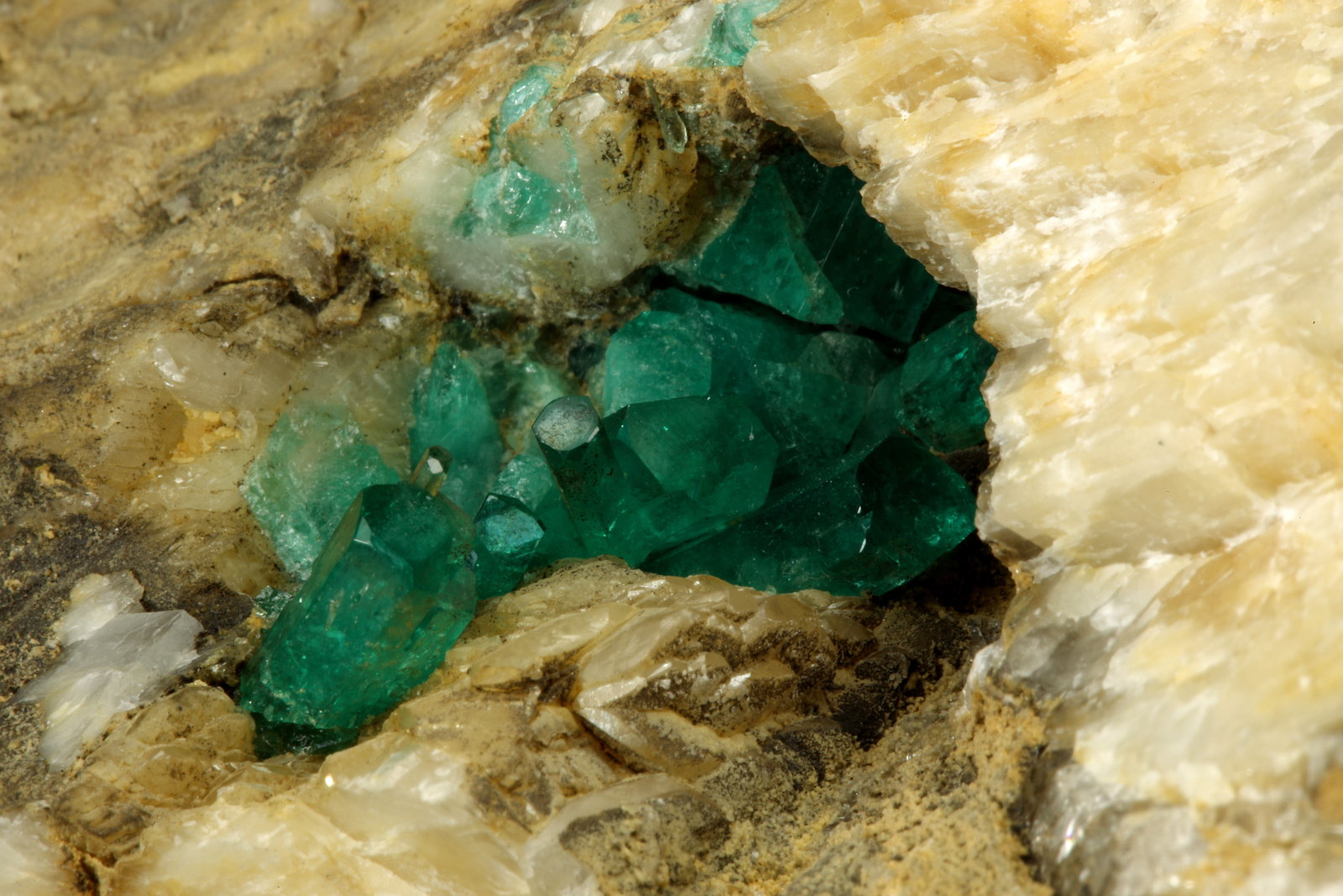 Beryl (variety emerald), Calcite
78x47x31mm - Detail
(Autor: Fiebre Verde)