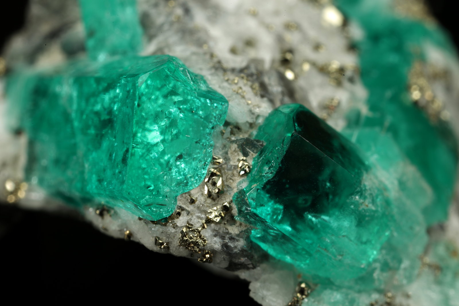 Beryl (variety emerald), Albite (variety cleavelandite), Calcite, Pyrite
24x26x12mm, largest xl=14mm
(Autor: Fiebre Verde)