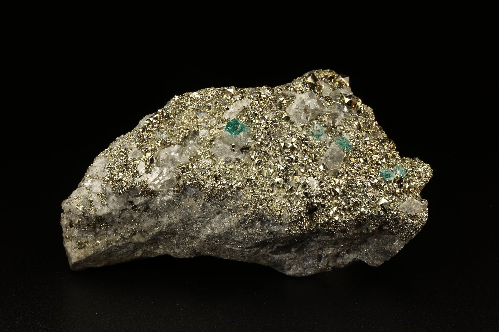 Beryl (variety emerald), Calcite, Pyrite
92x41x52mm, main xl=4mm
(Autor: Fiebre Verde)