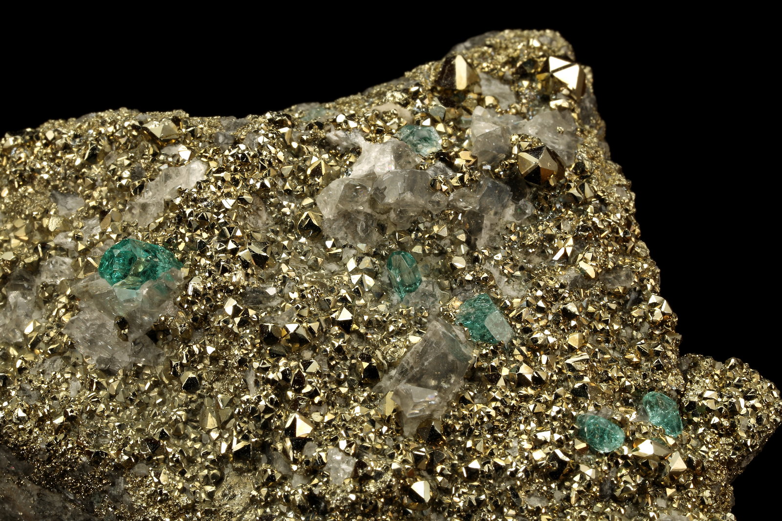 Beryl (variety emerald), Calcite, Pyrite
92x41x52mm, main xl=4mm
(Autor: Fiebre Verde)