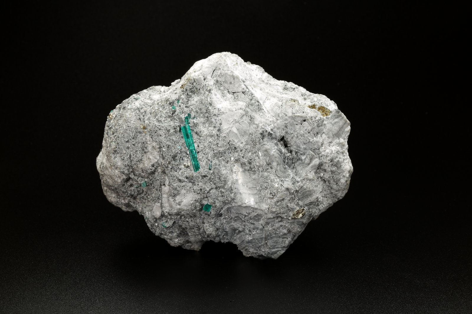 Beryl (variety emerald), Pyrite, Dolomite, Albite (variety cleavelandite)
95x79x69mm, main xl=16mm, pyritohedron=7mm
(Autor: Fiebre Verde)