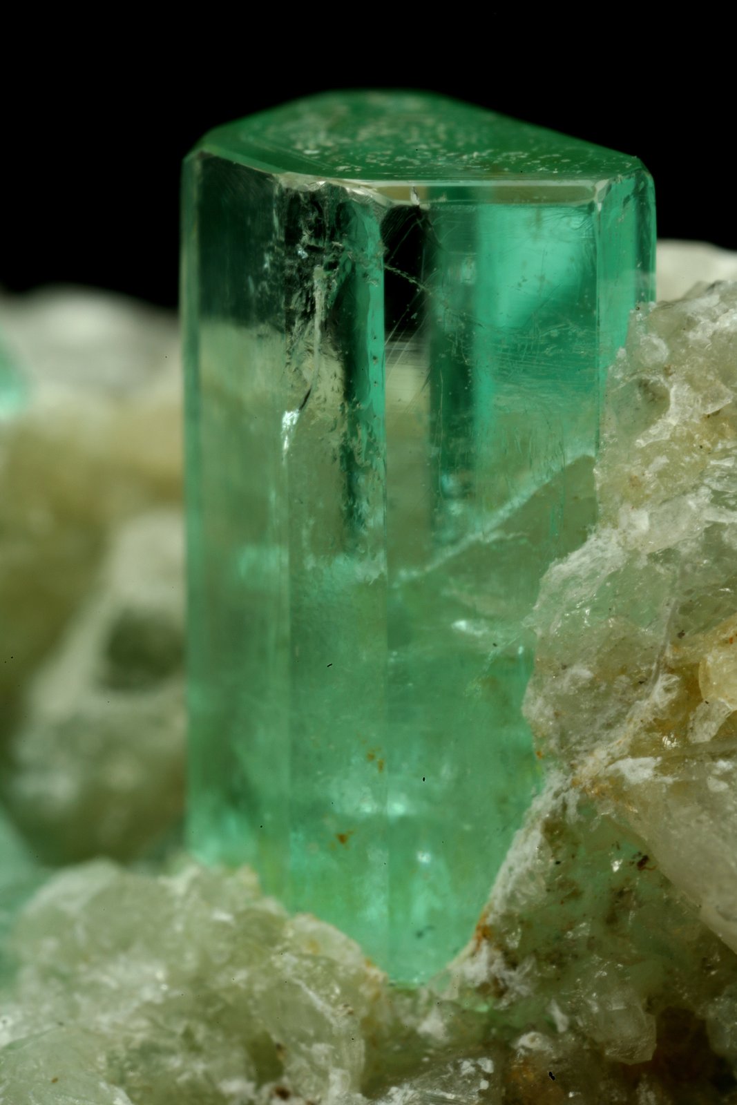Beryl (variety emerald), Calcite
xl=10mm
(Autor: Fiebre Verde)