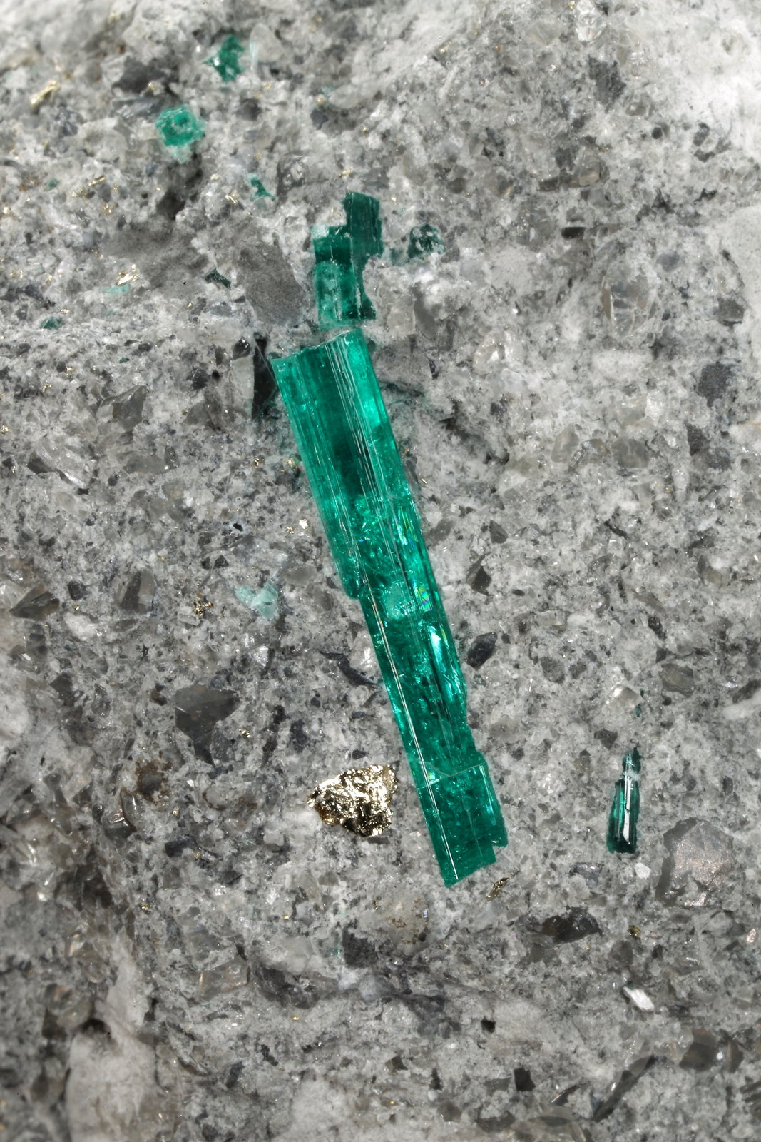 Beryl (variety emerald), Pyrite, Dolomite, Albite (variety cleavelandite)
95x79x69mm, main xl=16mm, pyritohedron=7mm
(Autor: Fiebre Verde)