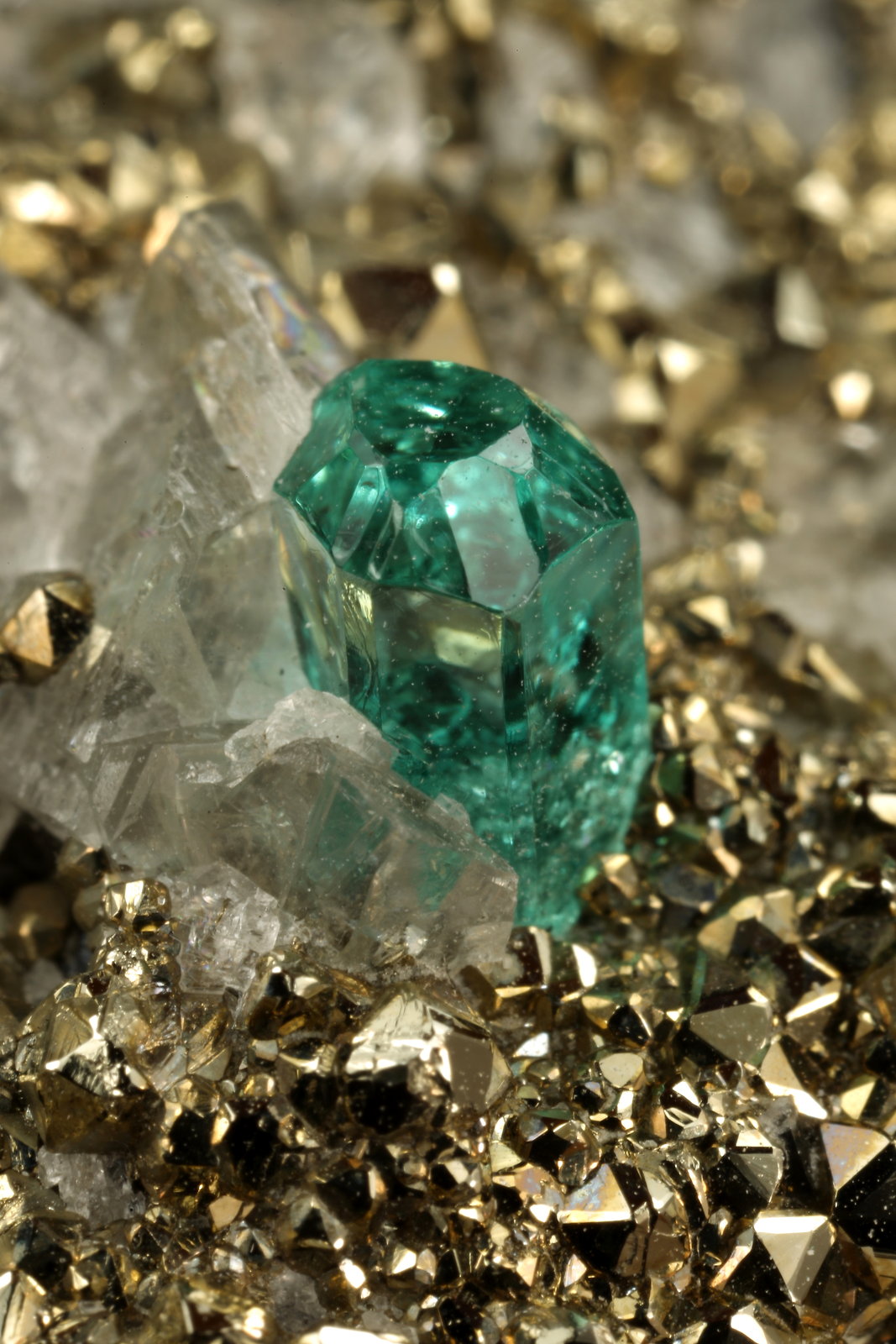 Beryl (variety emerald), Calcite, Pyrite
92x41x52mm, main xl=4mm
(Autor: Fiebre Verde)