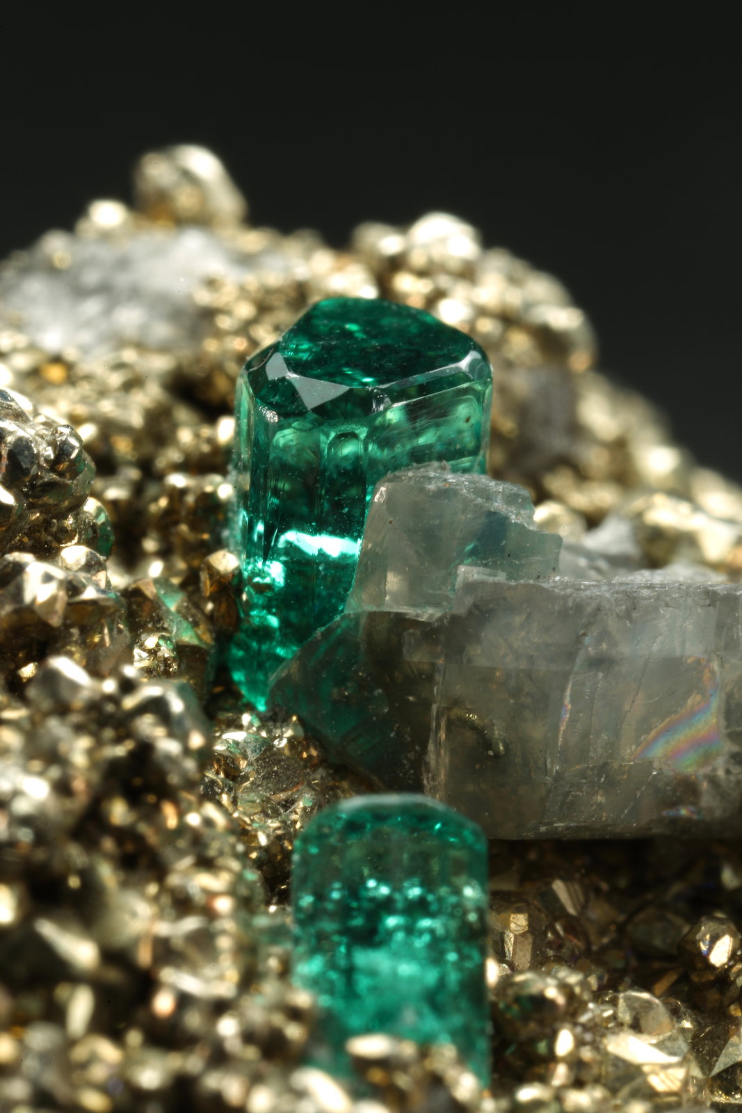 Beryl (variety emerald), Albite (variety cleavelandite), Calcite, Pyrite
18x25x12mm, xls=4 & 3mm
(Autor: Fiebre Verde)