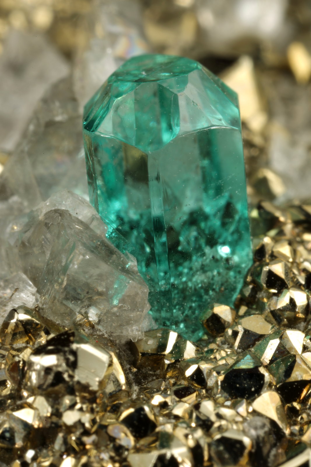 Beryl (variety emerald), Calcite, Pyrite
92x41x52mm, main xl=4mm
(Autor: Fiebre Verde)
