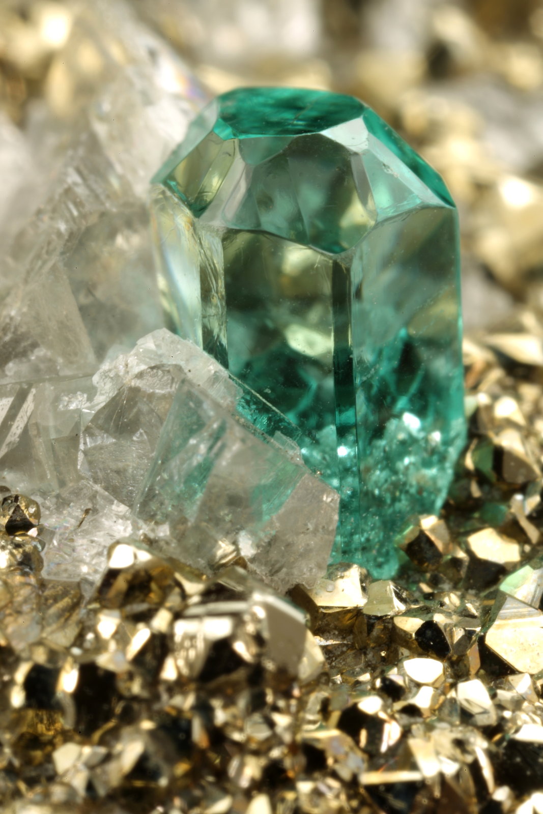 Beryl (variety emerald), Calcite, Pyrite
92x41x52mm, main xl=4mm
(Autor: Fiebre Verde)