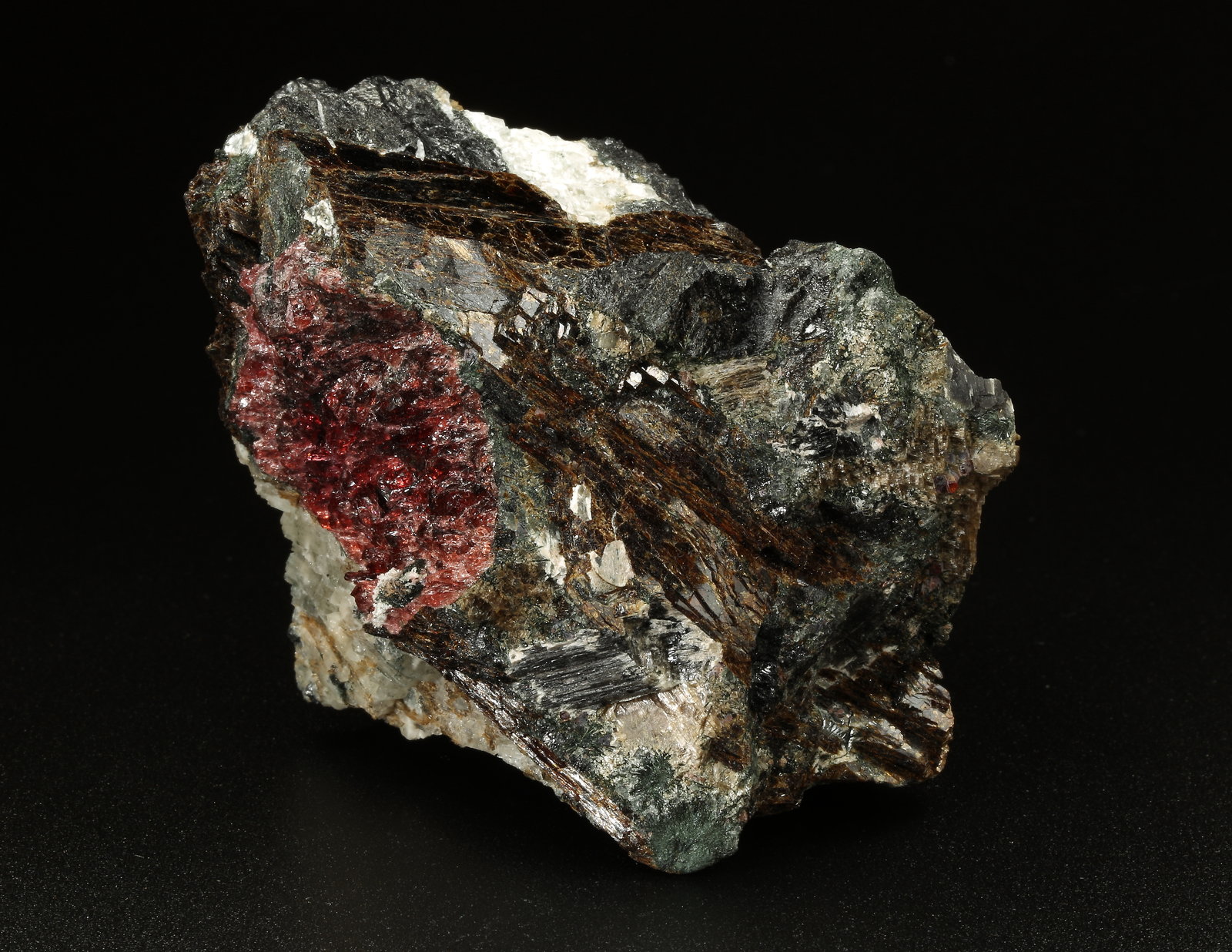 Rastsvetaevite, Fenaksite, Delhayelite, Lamprophyllite. Aegirine
72x47x47mm
(Autor: Fiebre Verde)