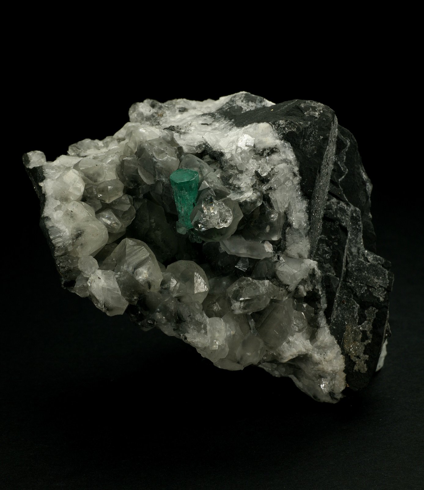 Beryl (variety emerald), Calcite, Quartz
60x45x52mm
(Autor: Fiebre Verde)