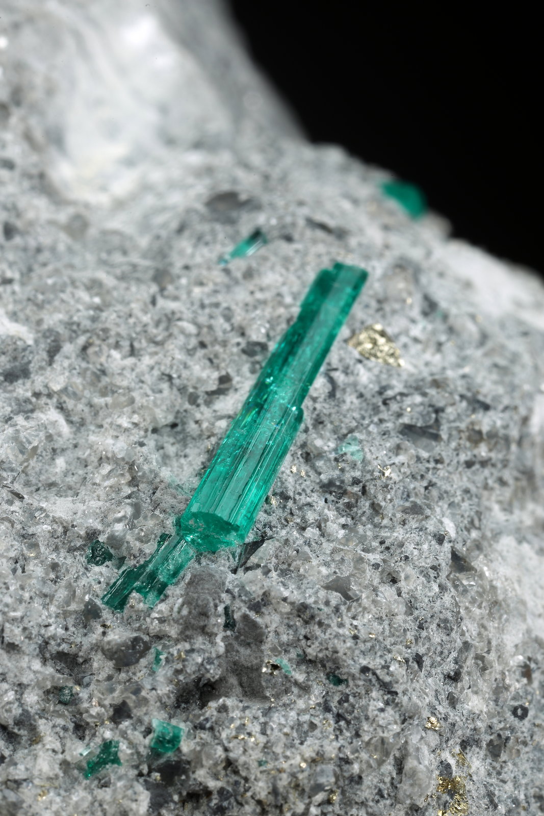 Beryl (variety emerald), Pyrite, Dolomite, Albite (variety cleavelandite)
95x79x69mm, main xl=16mm, pyritohedron=7mm
(Autor: Fiebre Verde)