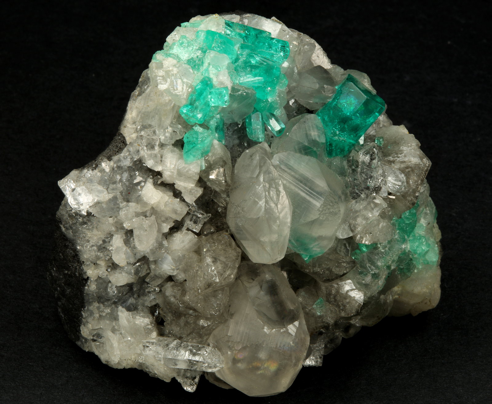Beryl (variety emerald), Calcite, Quartz
53x51x40mm, xl=9mm
(Autor: Fiebre Verde)