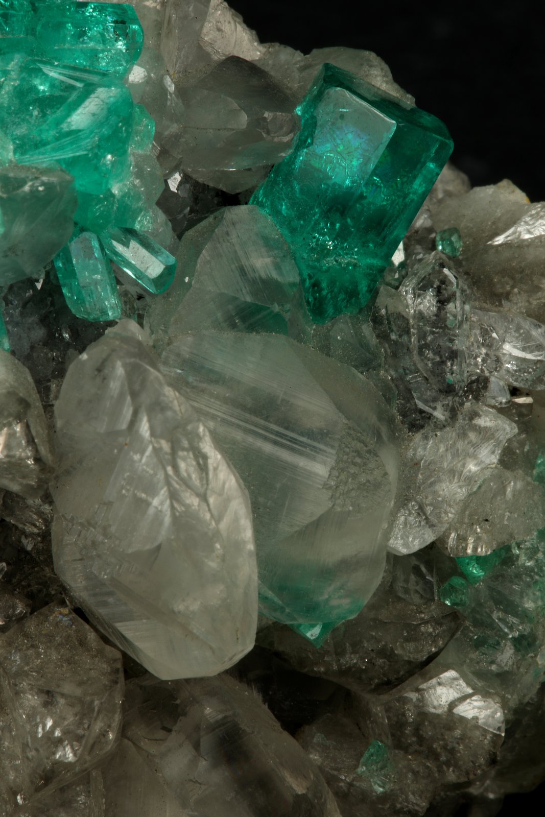 Beryl (variety emerald), Calcite, Quartz
53x51x40mm, xl=9mm
(Autor: Fiebre Verde)