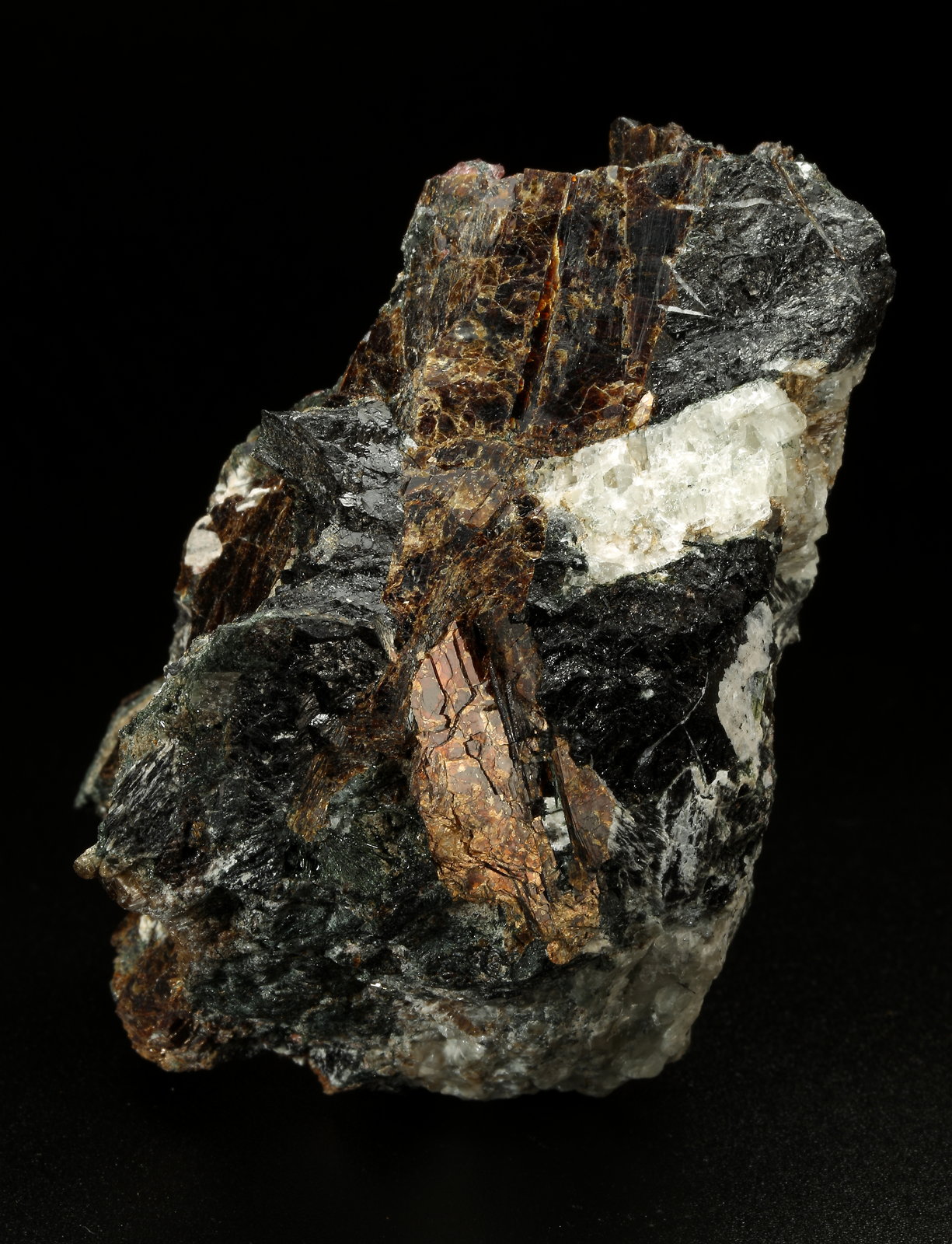 Rastsvetaevite, Fenaksite, Delhayelite, Lamprophyllite. Aegirine
72x47x47mm
(Autor: Fiebre Verde)